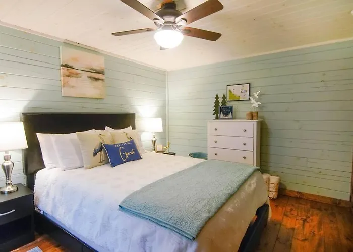 Charming Lakeview Cabin Near Geneva-On-The-Lake!