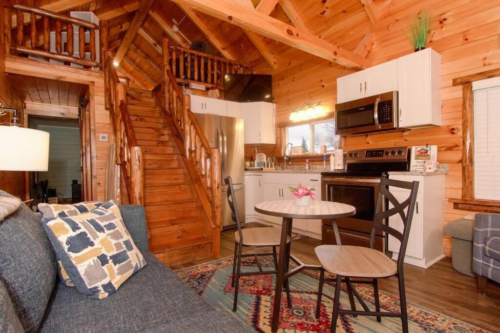 Charming Lakeview Near Geneva-on-the-lake! Holiday home Ashtabula